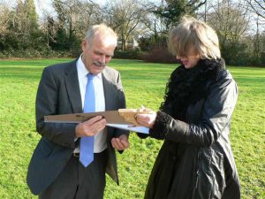 Overhandigen zaag in Ede