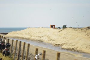 Camperduin Zand tot boven de kruin van de dijk 23-7-2014